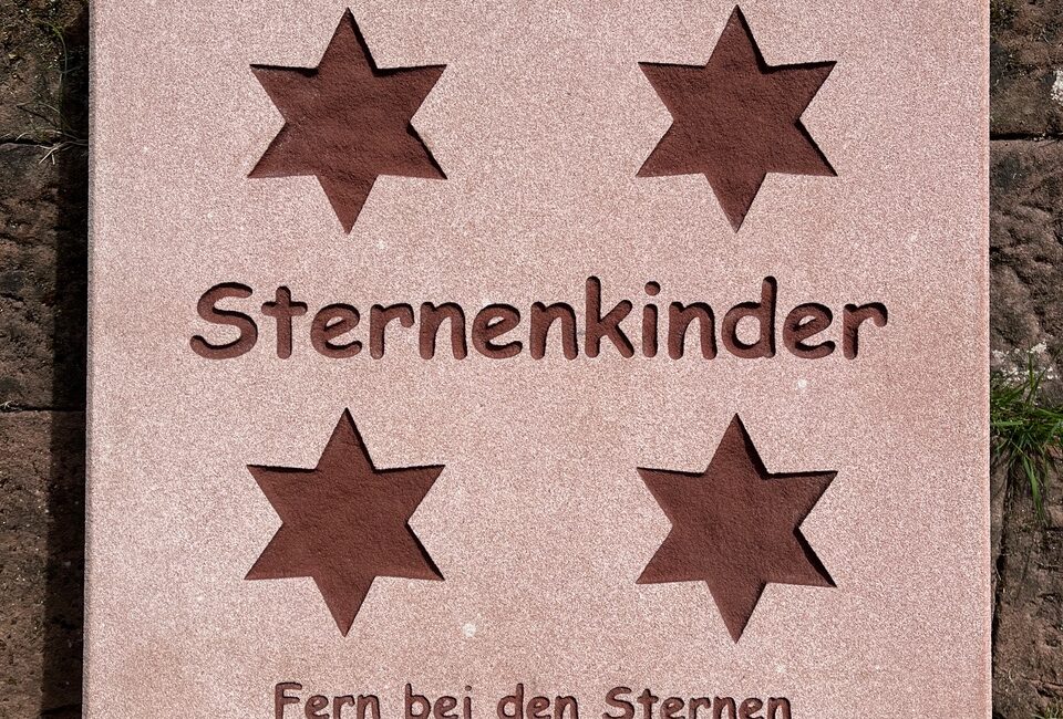 Gedenkstätte für Sternenkinder auf dem Friedhof eingeweiht